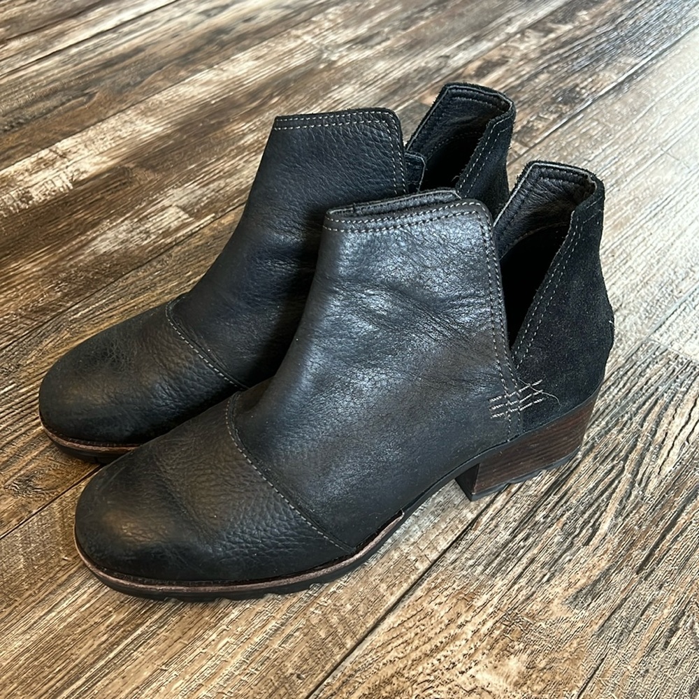 Sorel Lola Cut Out Leather Women’s black ankle boots size 8